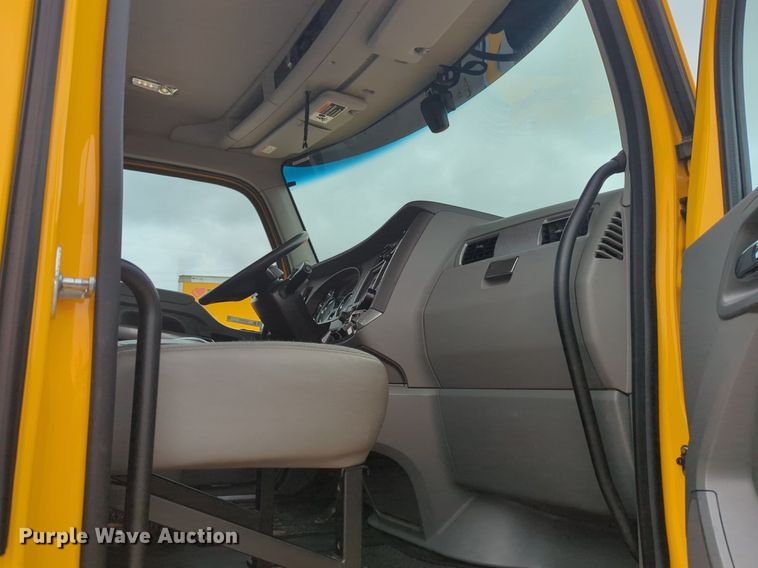 image for item NG9859 2019 Kenworth T680 semi truck