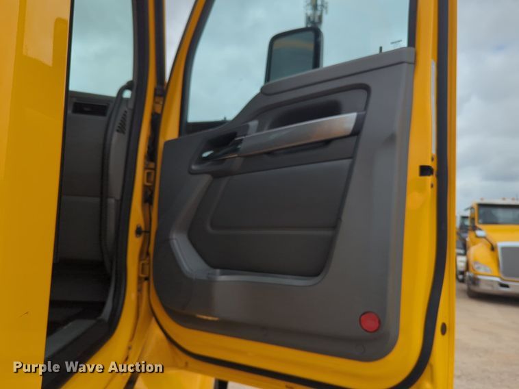 image for item NG9859 2019 Kenworth T680 semi truck