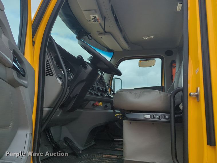 image for item NG9859 2019 Kenworth T680 semi truck