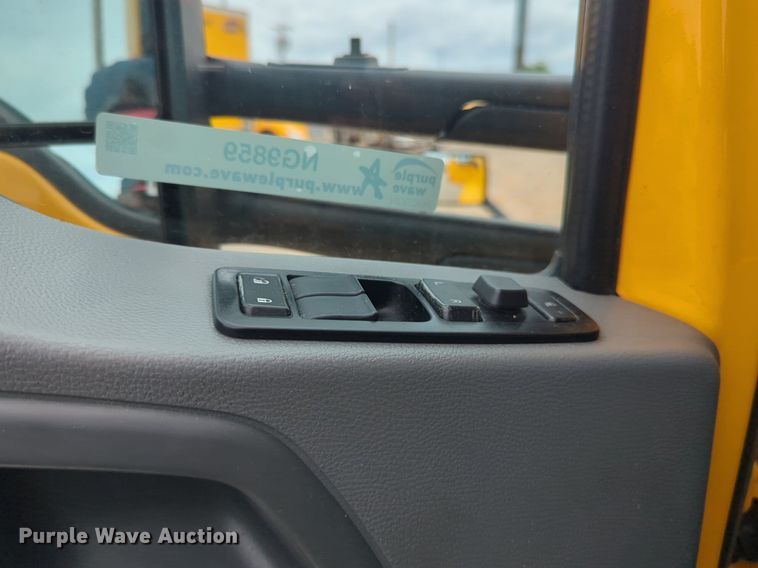 image for item NG9859 2019 Kenworth T680 semi truck