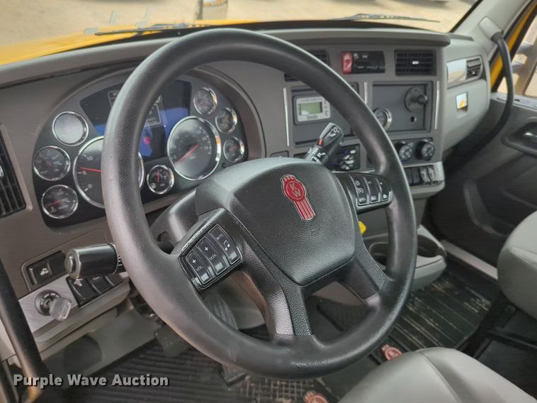 image for item NG9859 2019 Kenworth T680 semi truck