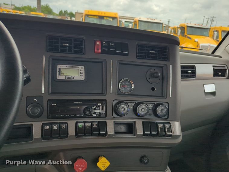 image for item NG9859 2019 Kenworth T680 semi truck