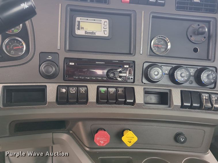 image for item NG9859 2019 Kenworth T680 semi truck