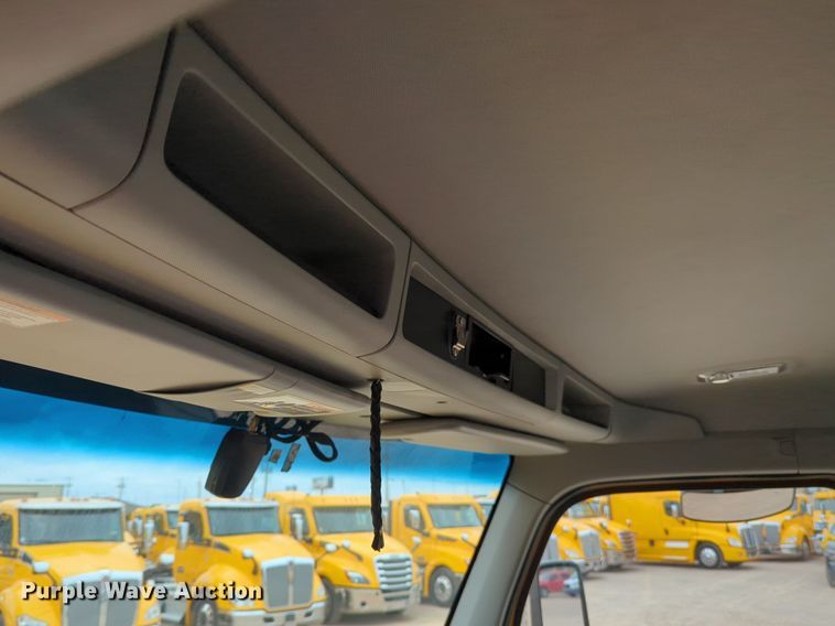 image for item NG9859 2019 Kenworth T680 semi truck