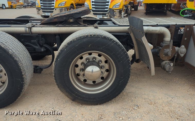 image for item NG9859 2019 Kenworth T680 semi truck