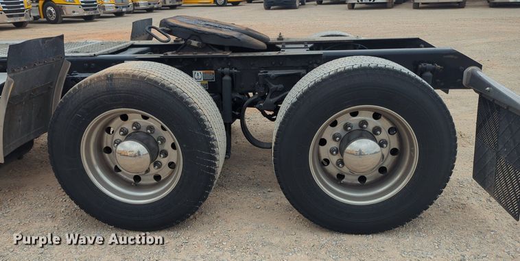 image for item NG9859 2019 Kenworth T680 semi truck