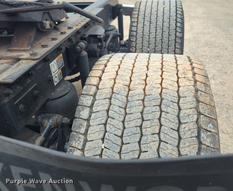 image for item NG9859 2019 Kenworth T680 semi truck