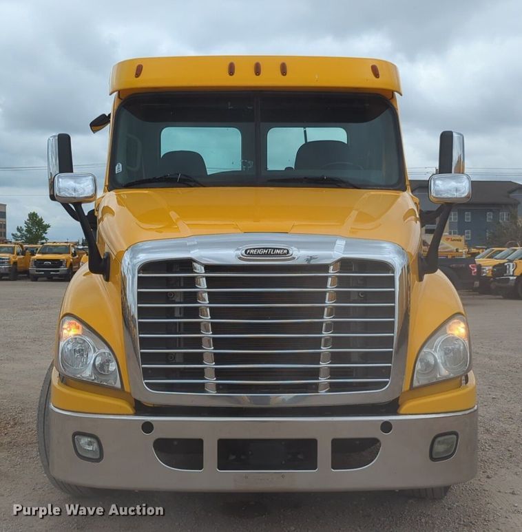 image for item NG9860 2018 Freightliner Cascadia semi truck