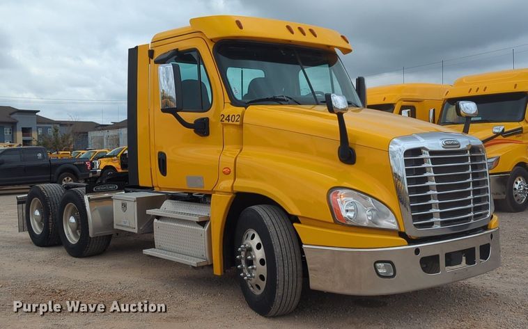 image for item NG9860 2018 Freightliner Cascadia semi truck