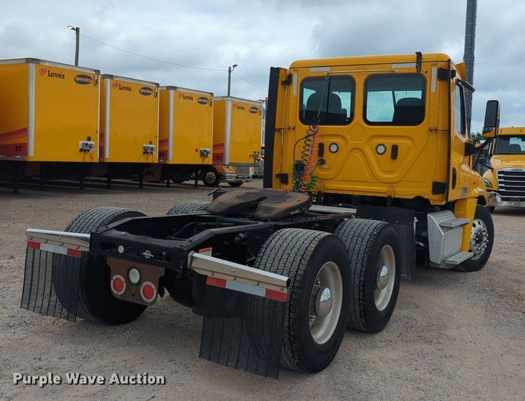 image for item NG9860 2018 Freightliner Cascadia semi truck