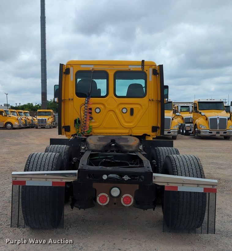 image for item NG9860 2018 Freightliner Cascadia semi truck