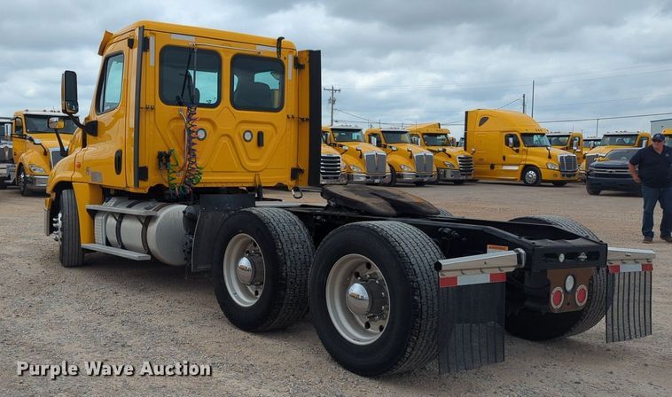 image for item NG9860 2018 Freightliner Cascadia semi truck