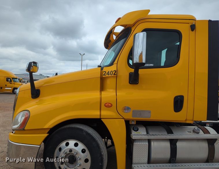 image for item NG9860 2018 Freightliner Cascadia semi truck