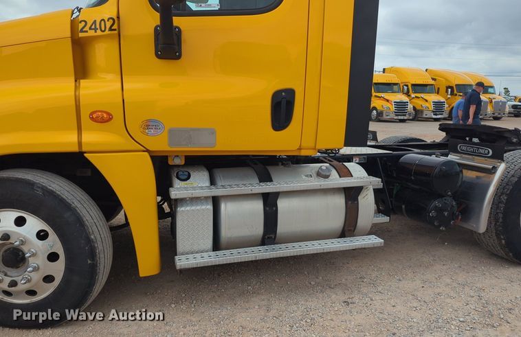 image for item NG9860 2018 Freightliner Cascadia semi truck