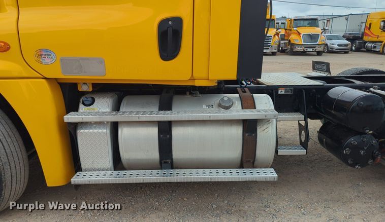 image for item NG9860 2018 Freightliner Cascadia semi truck