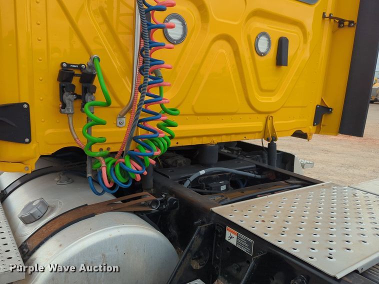 image for item NG9860 2018 Freightliner Cascadia semi truck