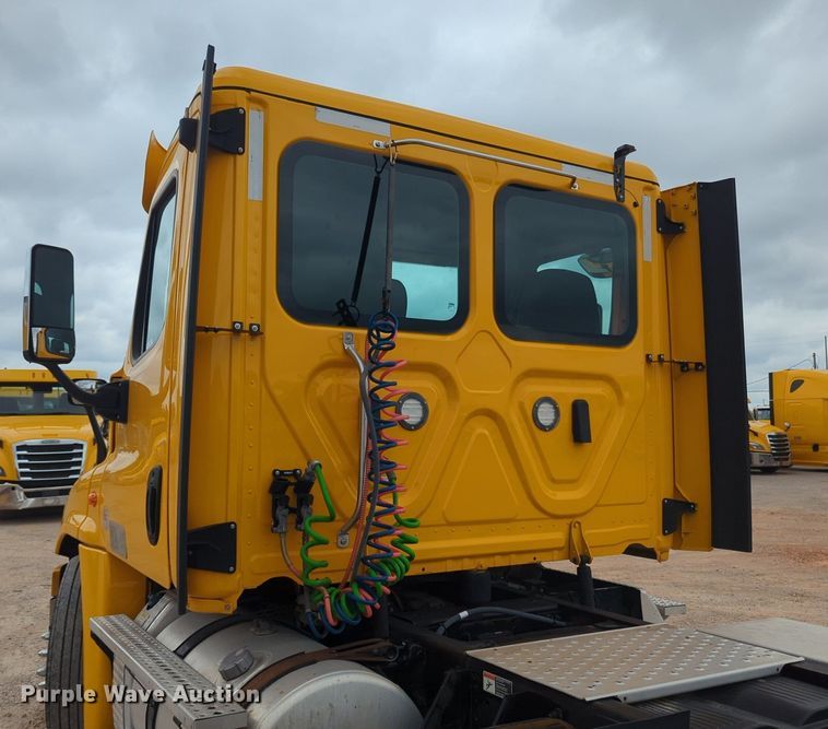 image for item NG9860 2018 Freightliner Cascadia semi truck