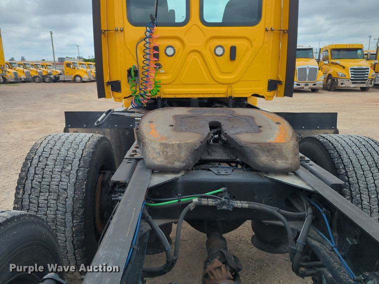 image for item NG9860 2018 Freightliner Cascadia semi truck