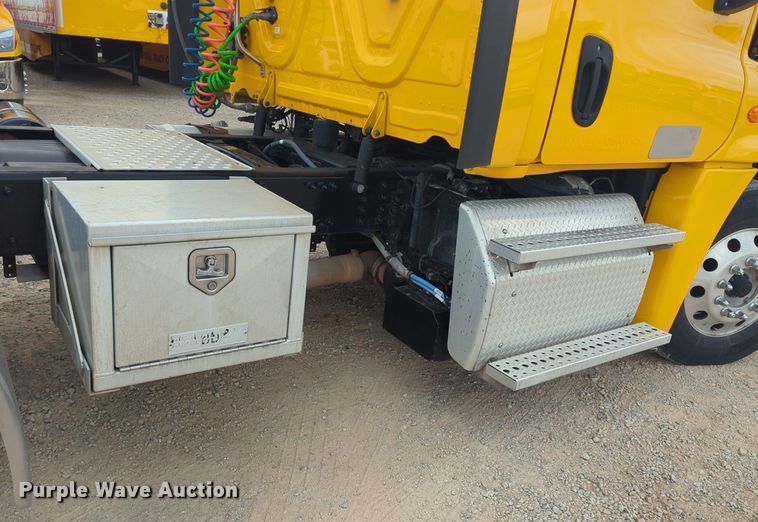 image for item NG9860 2018 Freightliner Cascadia semi truck