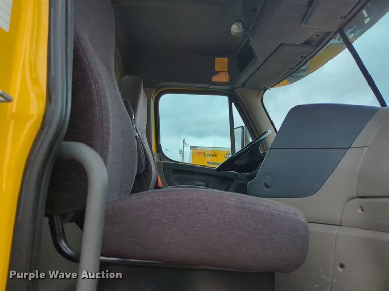 image for item NG9860 2018 Freightliner Cascadia semi truck