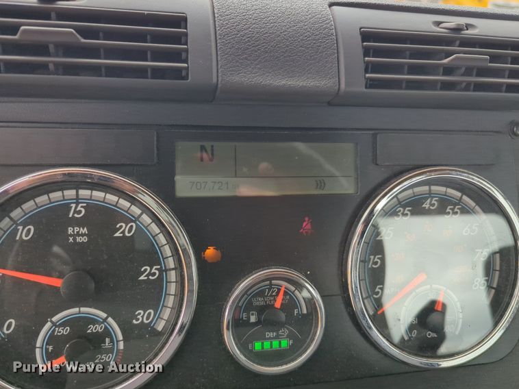 image for item NG9860 2018 Freightliner Cascadia semi truck