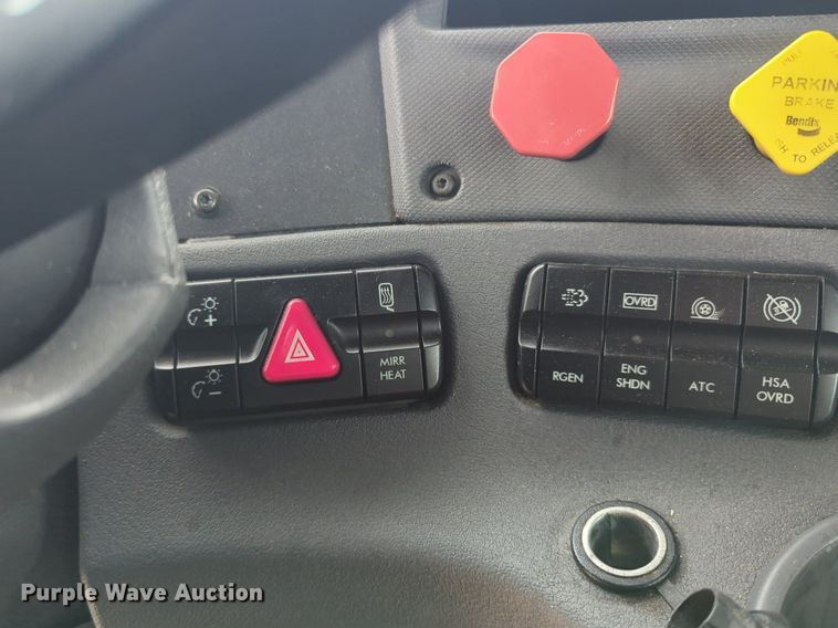 image for item NG9860 2018 Freightliner Cascadia semi truck