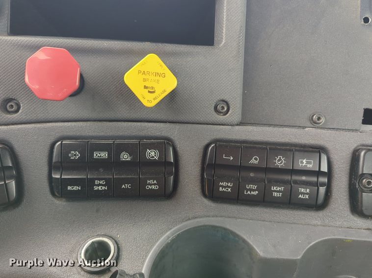 image for item NG9860 2018 Freightliner Cascadia semi truck