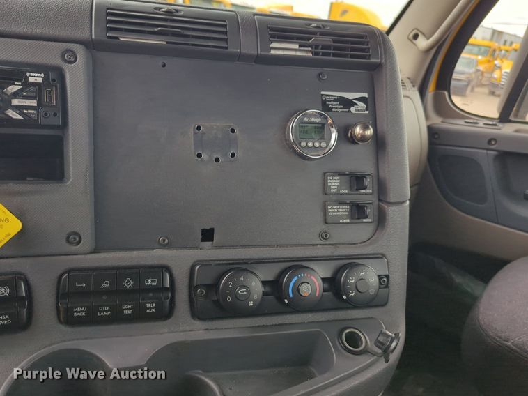 image for item NG9860 2018 Freightliner Cascadia semi truck