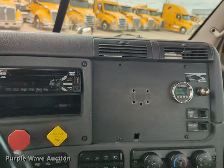 image for item NG9860 2018 Freightliner Cascadia semi truck