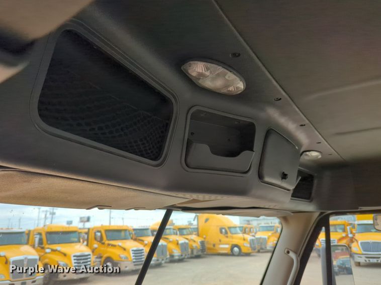 image for item NG9860 2018 Freightliner Cascadia semi truck