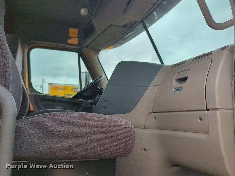 image for item NG9860 2018 Freightliner Cascadia semi truck