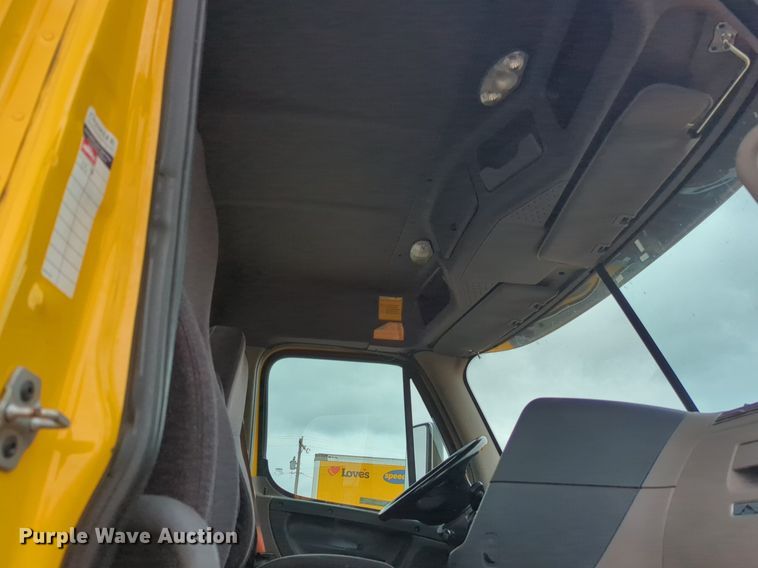 image for item NG9860 2018 Freightliner Cascadia semi truck