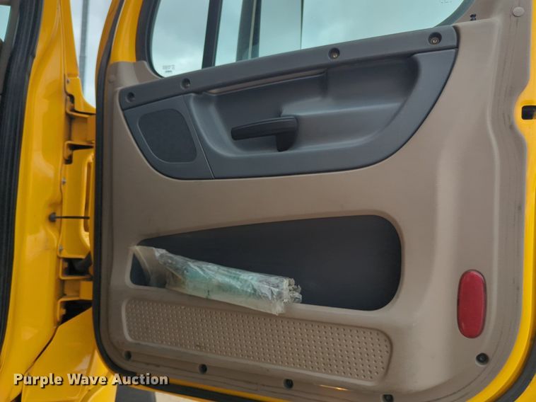 image for item NG9860 2018 Freightliner Cascadia semi truck