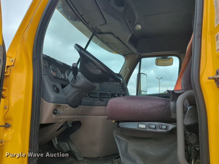 image for item NG9860 2018 Freightliner Cascadia semi truck