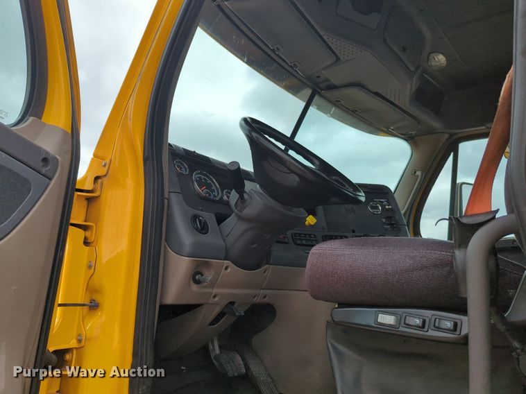 image for item NG9860 2018 Freightliner Cascadia semi truck