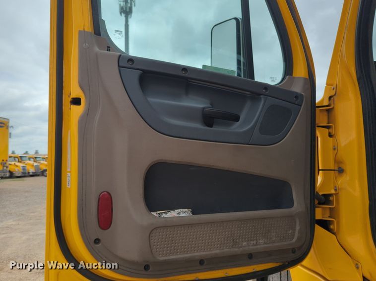 image for item NG9860 2018 Freightliner Cascadia semi truck