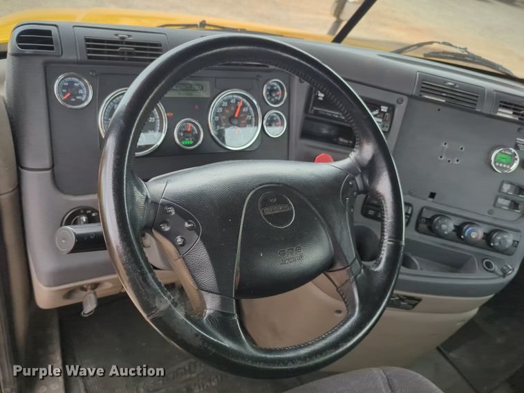 image for item NG9860 2018 Freightliner Cascadia semi truck