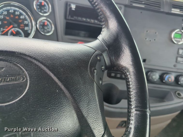 image for item NG9860 2018 Freightliner Cascadia semi truck