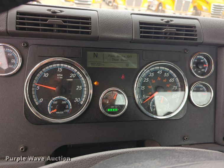 image for item NG9860 2018 Freightliner Cascadia semi truck