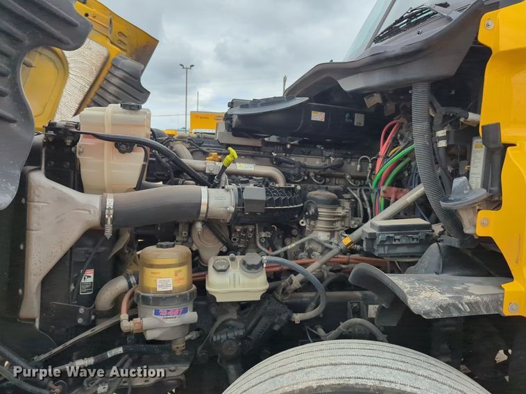 image for item NG9860 2018 Freightliner Cascadia semi truck