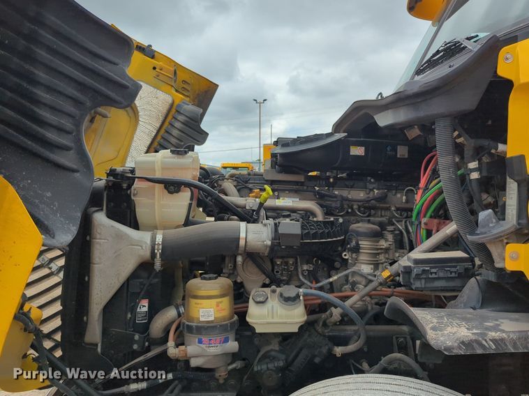 image for item NG9860 2018 Freightliner Cascadia semi truck