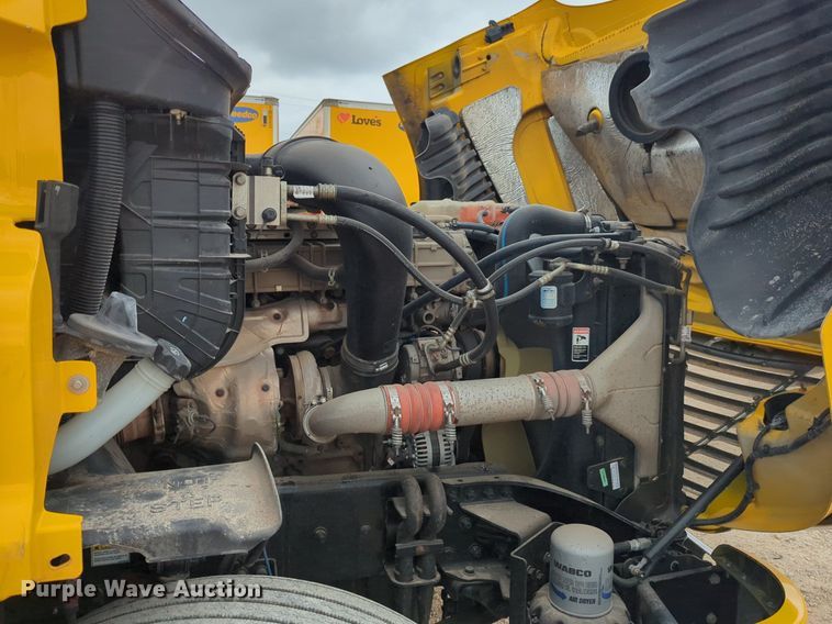 image for item NG9860 2018 Freightliner Cascadia semi truck