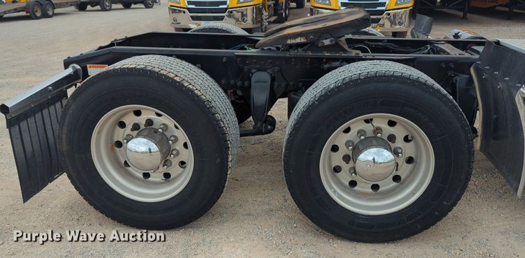 image for item NG9860 2018 Freightliner Cascadia semi truck