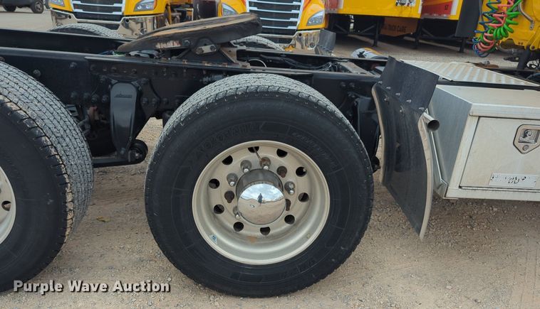 image for item NG9860 2018 Freightliner Cascadia semi truck