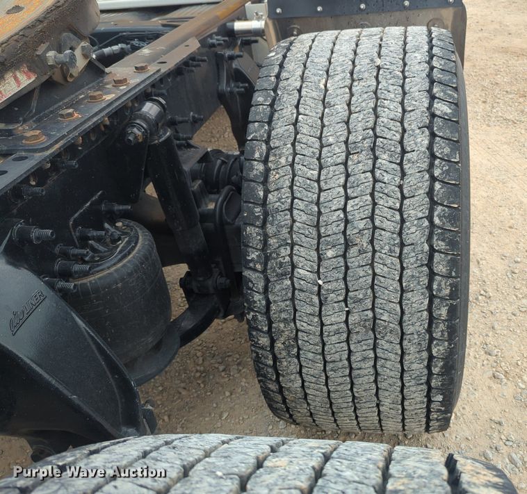 image for item NG9860 2018 Freightliner Cascadia semi truck