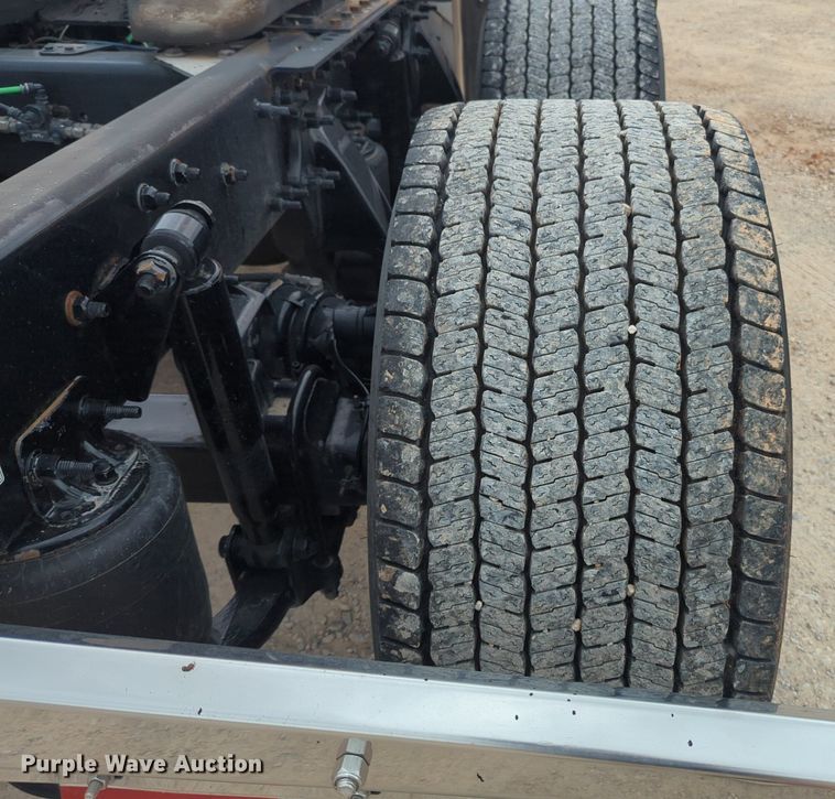 image for item NG9860 2018 Freightliner Cascadia semi truck