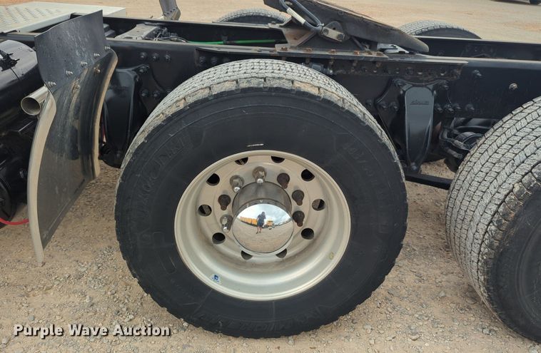 image for item NG9860 2018 Freightliner Cascadia semi truck