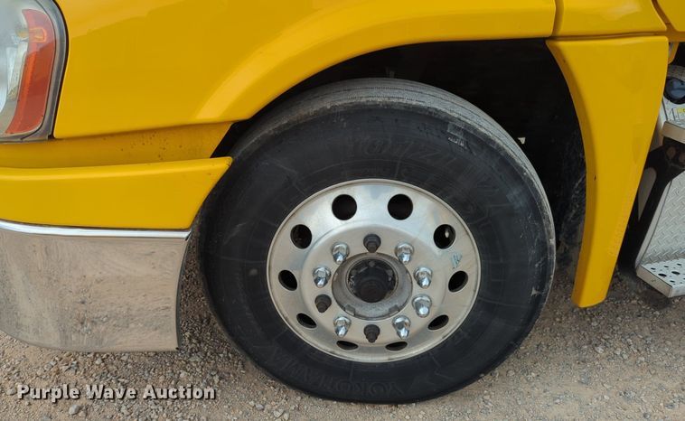 image for item NG9860 2018 Freightliner Cascadia semi truck