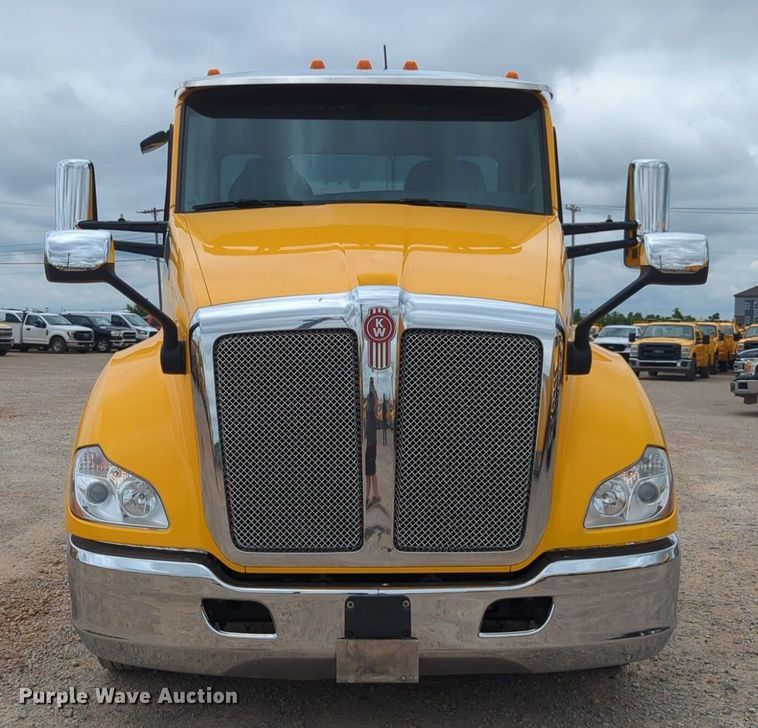 image for item NG9861 2020 Kenworth T680 semi truck