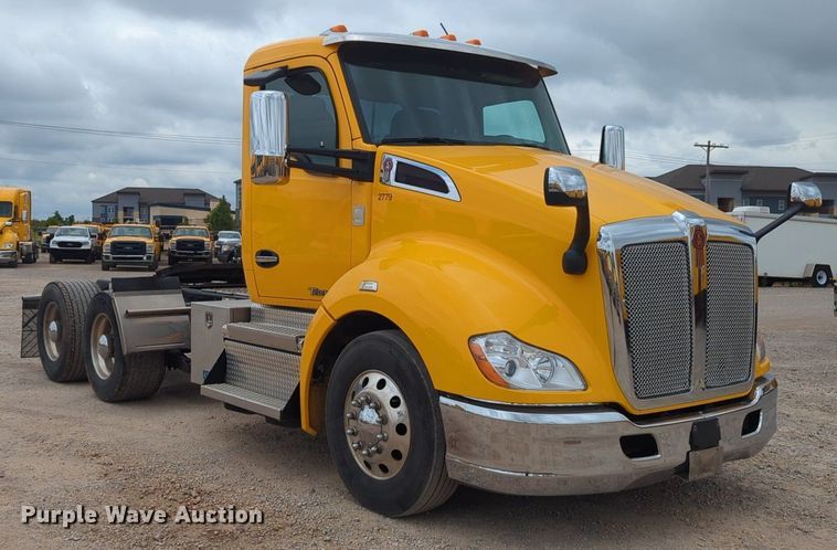 image for item NG9861 2020 Kenworth T680 semi truck